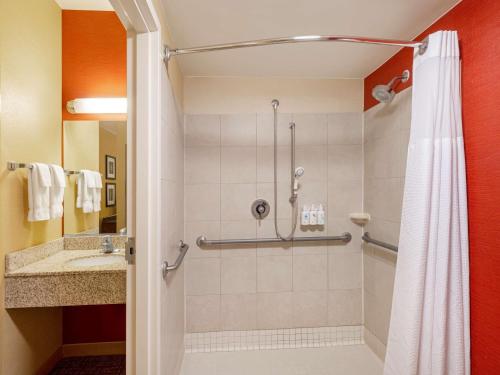 La salle de bains est pourvue d'une douche et d'un lavabo. dans l'établissement Sonesta Select Chicago Elgin West Dundee, à Elgin