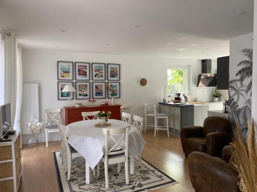uma sala de jantar e cozinha com mesa e cadeiras em Gite-le-7 em Brive-la-Gaillarde