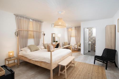 una camera con letto e un soggiorno di Apartments and rooms Jakić a Medulin
