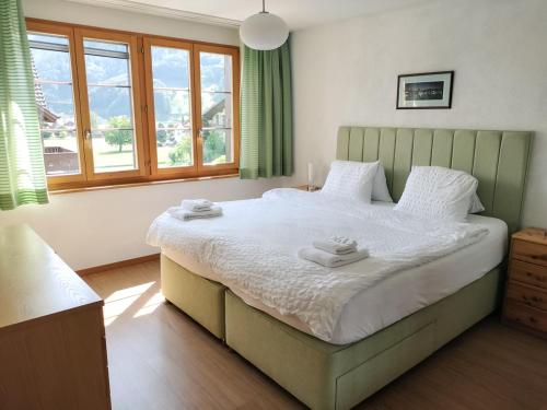 Postel nebo postele na pokoji v ubytování Alpenglück im Herzen von Wilderswil