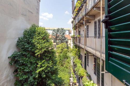 ミラノにあるMilan Retreats Porta Romanaの二棟の間の路地の眺め