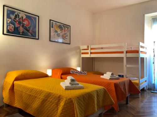 sypialnia z 2 łóżkami i łóżkiem piętrowym w obiekcie Casa di Max by Holiday World w Turynie
