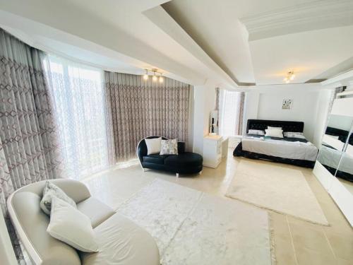 uma sala de estar com um sofá e uma cama em Özel havuzlu Villa em Belek