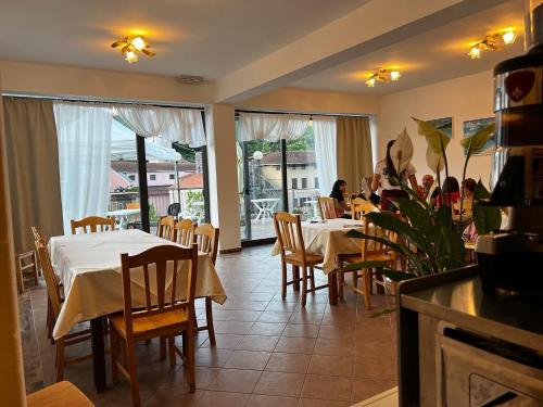 un restaurante con mesas y sillas y personas sentadas en mesas en agriturismo La via del sale2, en Pignone