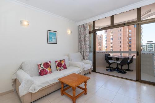 ein Wohnzimmer mit Sofa und Tisch in der Unterkunft Sunny one bedroom apartment in Fuengirola