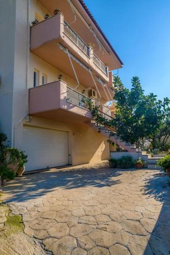 “Shiny” sea view apartment at Istron