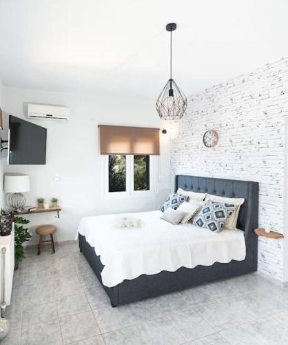 “Shiny” sea view apartment at Istron