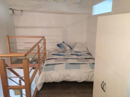 1 dormitorio con litera y escalera en Gite à la campagne Tavarn Groc'h, en Plumelec