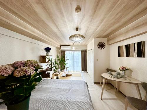 een woonkamer met een groot bed en een tafel bij shibuya area -Max 5p-家庭公寓-新宿区和涉谷区-车站7分 in Tokyo