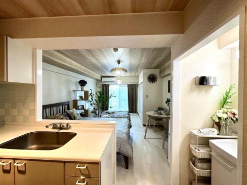 een keuken met een wastafel en een bed in een kamer bij shibuya area -Max 5p-家庭公寓-新宿区和涉谷区-车站7分 in Tokyo