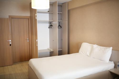 Ένα ή περισσότερα κρεβάτια σε δωμάτιο στο Hotel Cinas