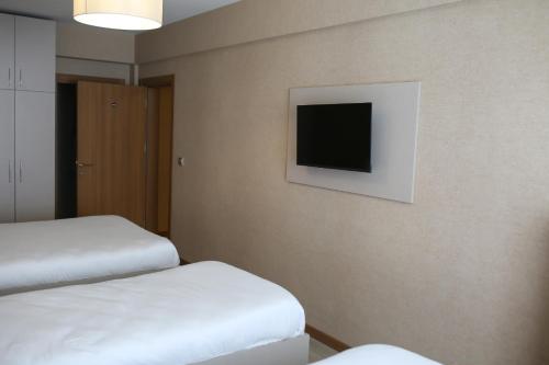 Ένα ή περισσότερα κρεβάτια σε δωμάτιο στο Hotel Cinas