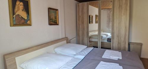 1 dormitorio con cama y espejo en Sahi 3 en Celle