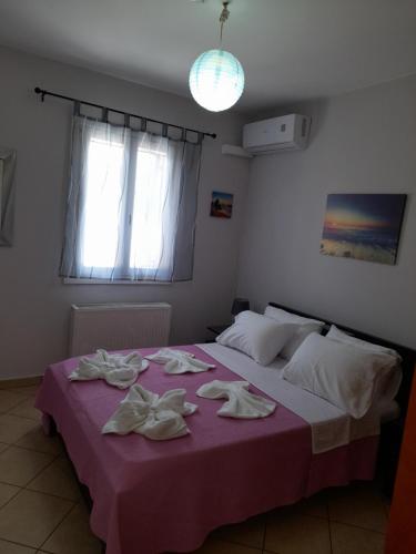 Łóżko lub łóżka w pokoju w obiekcie SummerAndros Windmill