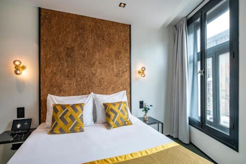 a bedroom with a large bed and a large window at Sotel Amsterdam Central Station in Amsterdam