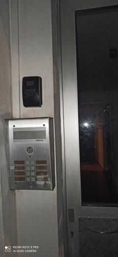 une porte d'ascenseur avec un téléphone public dessus dans l'établissement studio1 Bagnères de Bigorre, à Bagnères-de-Bigorre