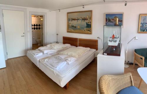 um quarto com uma cama grande num quarto em Sønderstrand Bed & Breakfast Skagen em Skagen
