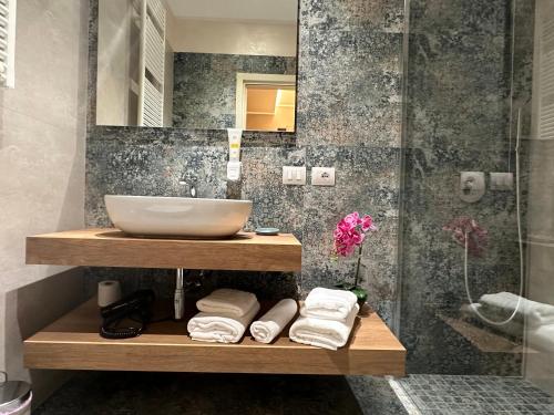 uma casa de banho com um lavatório e um chuveiro em ComfortHouse LaVilla em Ladispoli