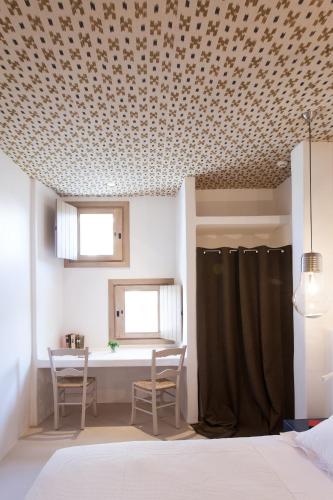 a bedroom with a bed and a table with chairs at HM Balanguera in Palma de Mallorca