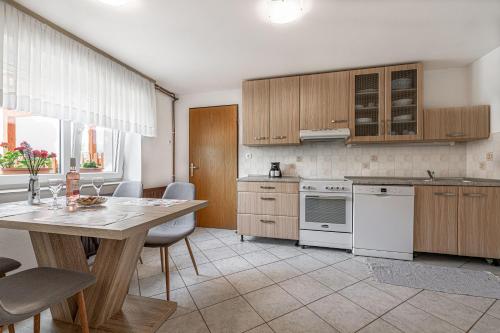 Η κουζίνα ή μικρή κουζίνα στο Mržek House with Sauna - Happy Rentals