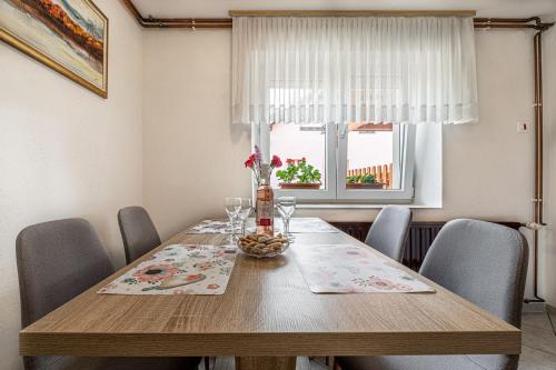 Χώρος καθιστικού στο Mržek House with Sauna - Happy Rentals