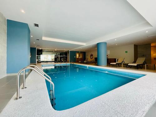 a large swimming pool in a hotel room at Holiday Inn Express - Guadalajara Vallarta Poniente by IHG in Guadalajara