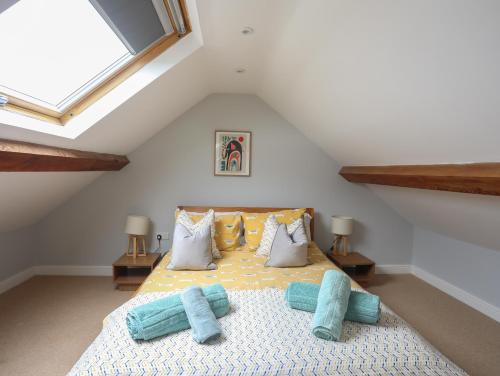 Un dormitorio con una cama grande con almohadas azules. en 1 Tirionfa, en Holyhead