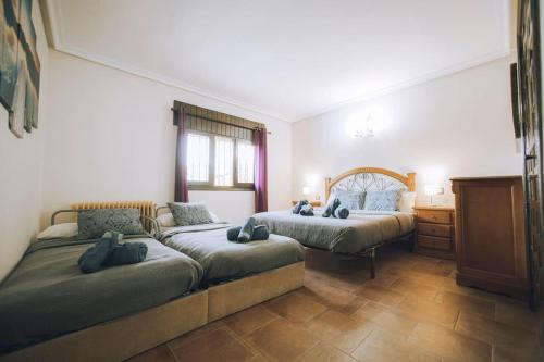 um quarto com 2 camas e uma cómoda em Finca el Palomar de la Viña em Madri