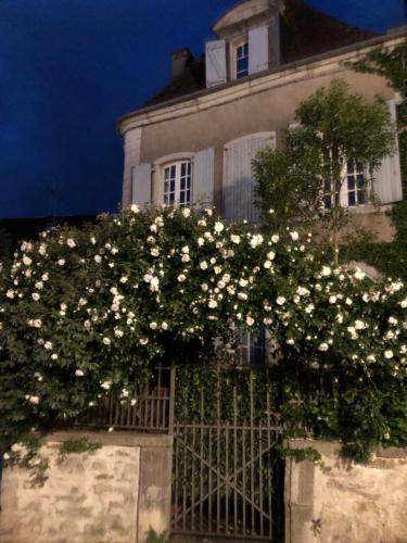 サリー・ド・ベアムにあるO Chant Élyséeの家の前門の白花束