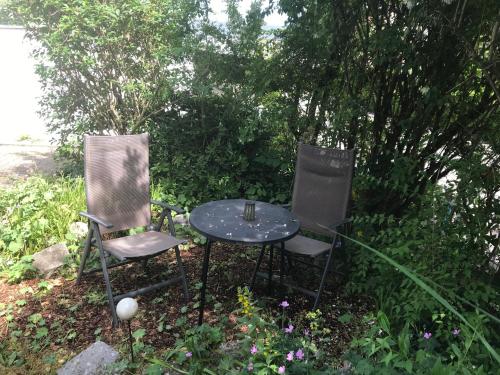twee stoelen en een tafel in de tuin bij Wohnung für 2 Personen in Villingen-Schwenningen