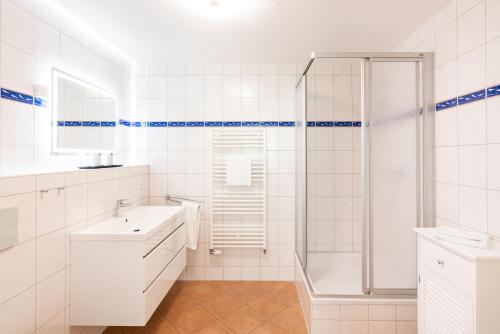 Vannituba majutusasutuses Komplett neu ausgestattete Ferienwohnung für 2 Personen - mit Boxspringbett, zwei Flat-TVs und Parkplatz