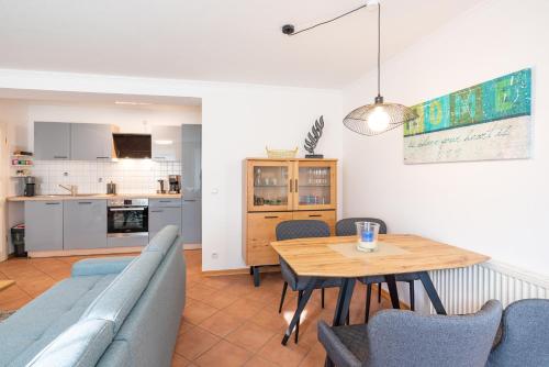 Köök või kööginurk majutusasutuses Komplett neu ausgestattete Ferienwohnung für 2 Personen - mit Boxspringbett, zwei Flat-TVs und Parkplatz