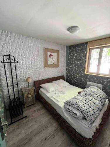 une chambre avec un lit et une fenêtre dans l'établissement Le nid douillet, à Le Mont-Dore