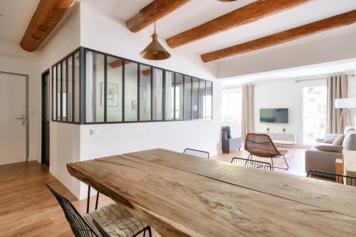 un salon avec une table et des chaises en bois dans l'établissement NOCNOC - Le Palme, à Marseille
