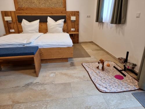 Ένα ή περισσότερα κρεβάτια σε δωμάτιο στο Gästehaus Mönchswald