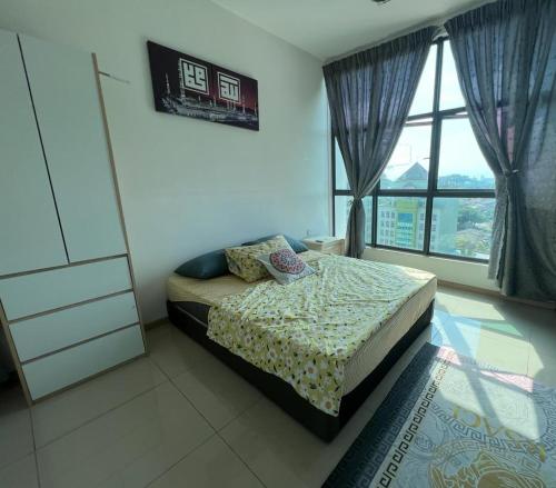 - une chambre avec un lit et une grande fenêtre dans l'établissement Vista Alam, à Shah Alam