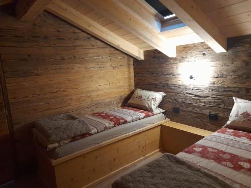 Zimmer mit 2 Betten in einer Holzhütte in der Unterkunft CASERA ONORINA Val Visdende in Santo Stefano di Cadore