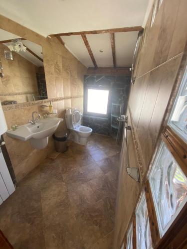 an overhead view of a bathroom with a toilet and sink at КЪЩА ЗА ГОСТИ ВОДЕНИЦАТА in Devin