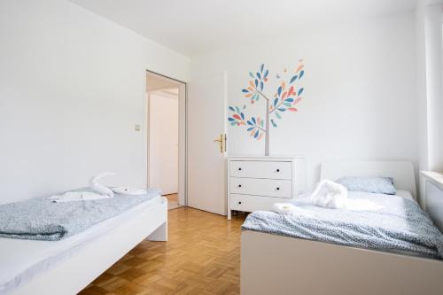 1 dormitorio con 2 camas, tocador y espejo en Lions Apartments - Erholung und Vergnügen in Bad Tatzmannsdorf, en Jormannsdorf