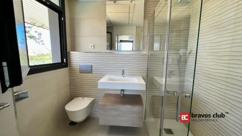 een badkamer met een wastafel en een toilet bij Two Bedroom AllonBay 5C by Bravos Club in Villajoyosa