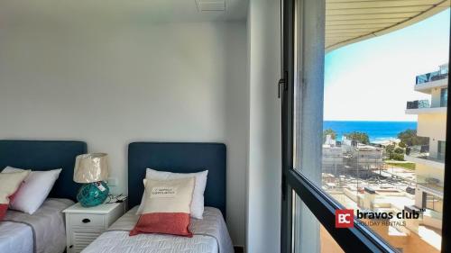 twee bedden in een kamer met uitzicht op de oceaan bij Two Bedroom AllonBay 5C by Bravos Club in Villajoyosa