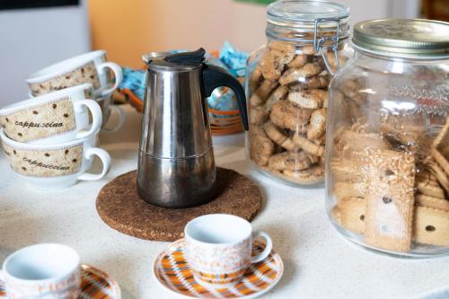 Manena Hostel Genovaにあるコーヒーまたはお茶