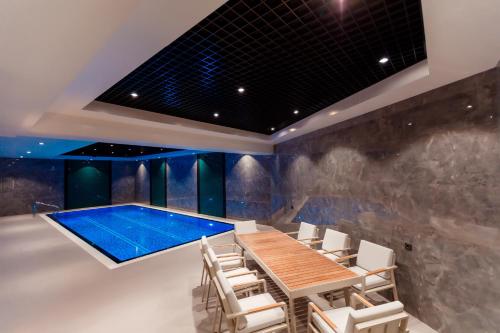 Бассейн в Hotel Marwa Tashkent Pool&Spa или поблизости
