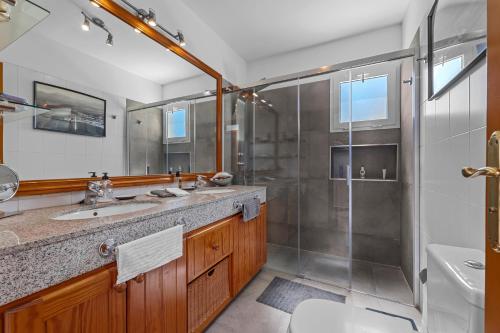 uma casa de banho com 2 lavatórios e um chuveiro em Villa Patos em Playa Blanca