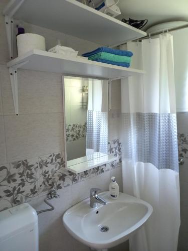 bagno con lavandino e specchio di MALA KUCA a Foča