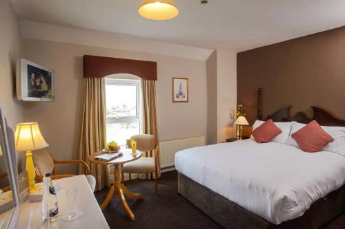 Кровать или кровати в номере Hylands Burren Hotel