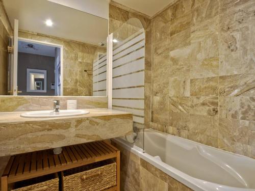 une salle de bain avec un lavabo et une baignoire dans l'établissement Appartement T2 en Bord de Mer à Arcachon - Plage Privée, Parking, Balcon et WIFI - FR-1-433-45, à Arcachon