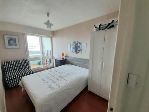 Photo de la galerie de l'établissement Appartement T2 avec loggia, parking privé et vue mer à 50m de la plage - St Hilaire de Riez - FR-1-324A-20, à Saint-Hilaire-de-Riez