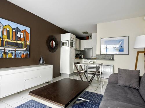 un salon avec un canapé et une table dans l'établissement Appartement T2 en Bord de Mer à Arcachon - Plage Privée, Parking, Balcon et WIFI - FR-1-433-45, à Arcachon