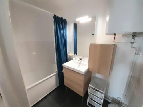 Photo de la galerie de l'établissement Appartement T2 avec loggia, parking privé et vue mer à 50m de la plage - St Hilaire de Riez - FR-1-324A-20, à Saint-Hilaire-de-Riez